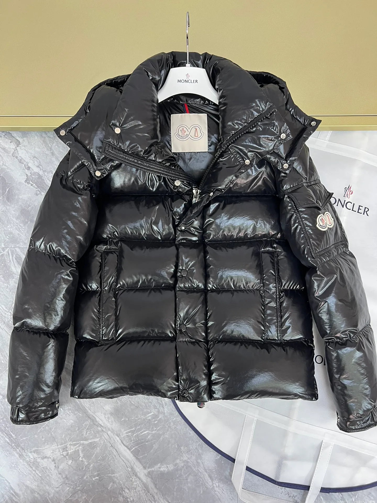P390 Moncler/ 2026 70 、 。 DNA ， ， 。 Classic ， 、 。 Classic 70 。 Quality， 90 ，Premium Quality ， ，Black ！ Sizes M-3XL